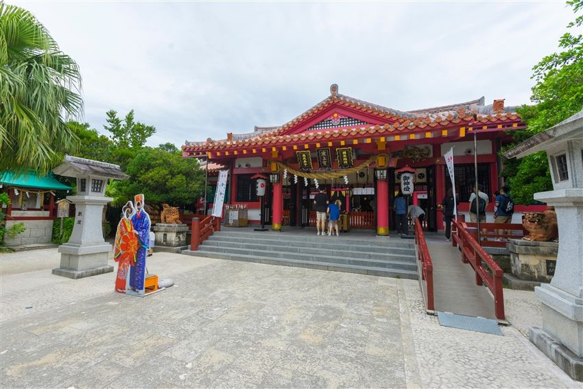 沖繩北部一日遊｜沖繩美麗海水族館・萬座毛・古宇利島・備瀨福木林道｜那霸出發